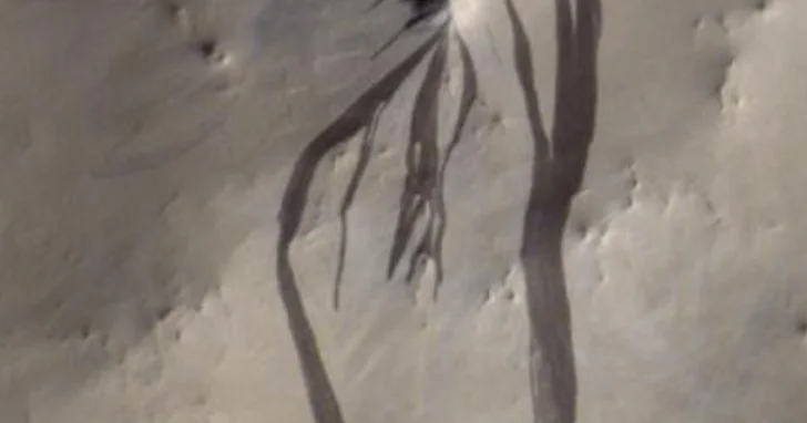 Mars’ Mysterious Slope Streaks: New Research Debunks Water Theory